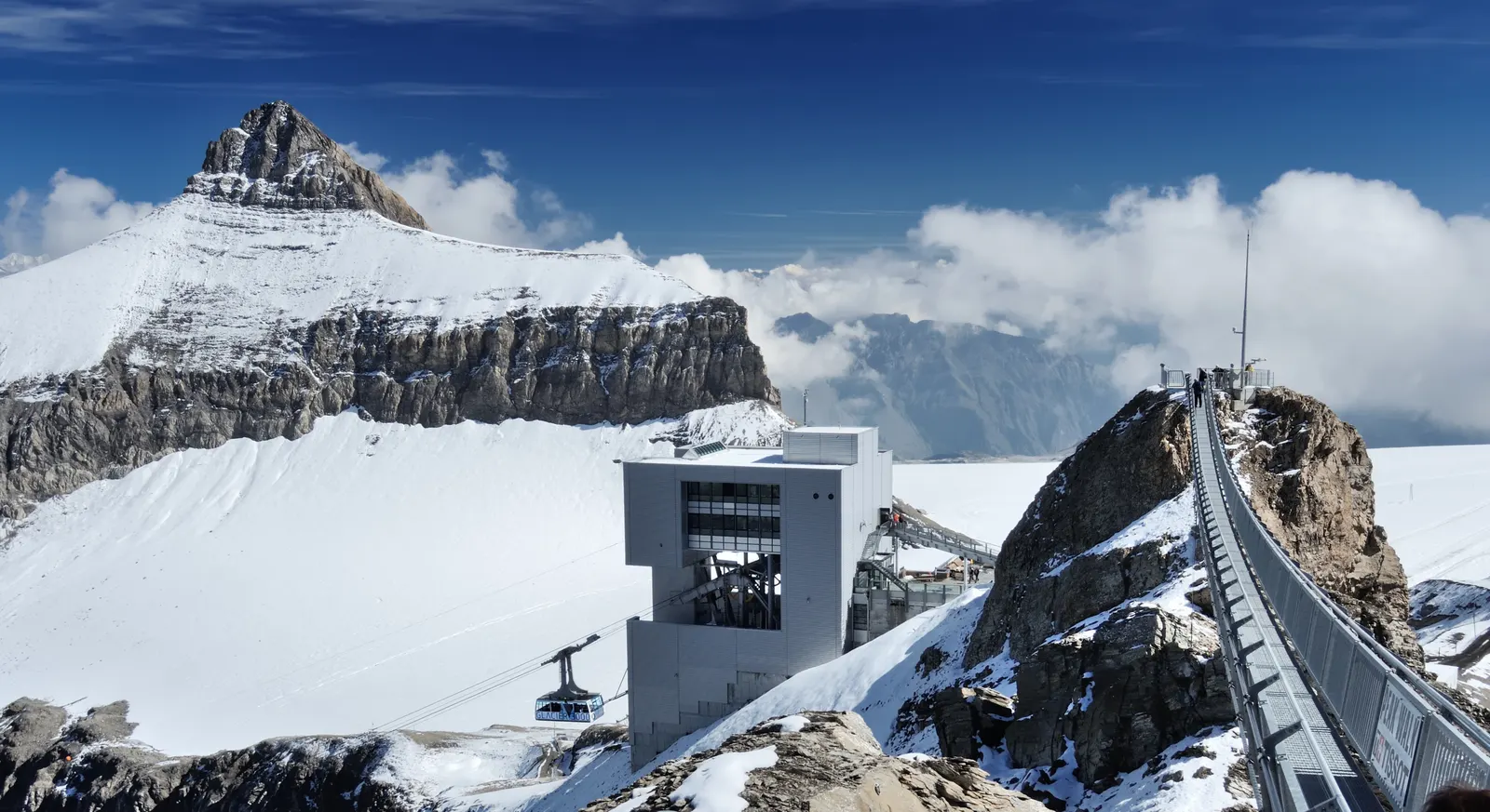 Vue panoramique du Glacier 3000 en Suisse avec téléphérique et paysage montagneux Vue panoramique du Glacier 3000 en Suisse avec téléphérique et paysage montagneux